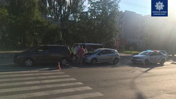 У Луцьку п’яний водій «фіата» врізався у «фольксваген», який пропускав пішоходів (фото)