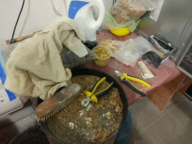 У передмісті Луцька підпільно обробляли бурштин (фото)