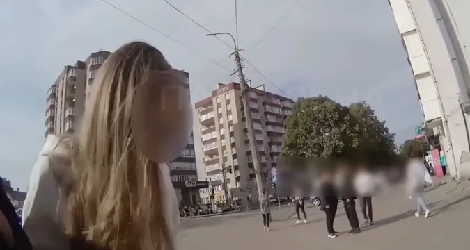 У Луцьку посеред вулиці знепритомніла дівчина: як її рятували (відео)