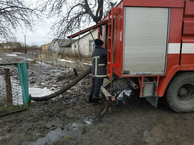 Волинь продовжує підтоплювати: за добу відкачали 420 кубометрів талої води (фото)