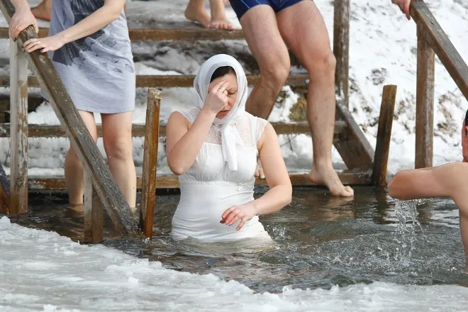 Працівники VolWest Group скупалися на Водохреще в освяченій воді