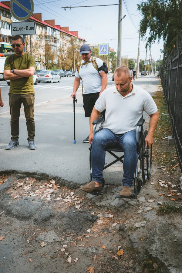 Пересувались кріслом колісним, наосліп та з гіпсом: у Луцьку пройшов інтенсив з питань безбар’єрності