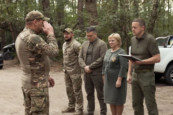 Безпекова ситуація, нагороди поліцейським та робота лікарень: Іван Рудницький відвідав Ковельський район (фото)
