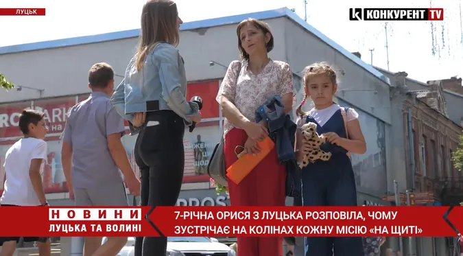 «Треба бути патріотом на всі 100%», – семирічна лучанка, яка щоразу на колінах зустрічає «На щиті» (відео)