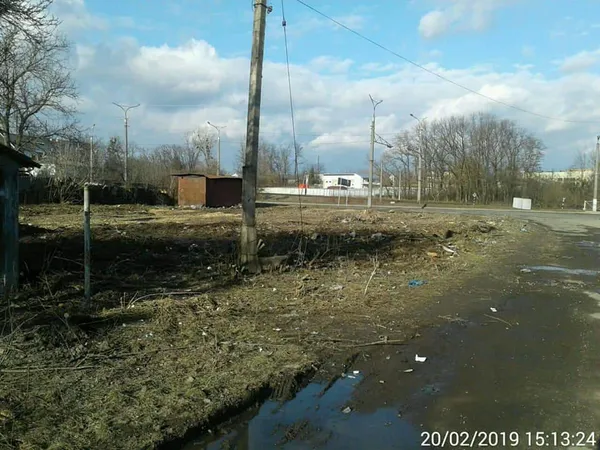 Зламаний паркан і сміття: у Луцьку занедбали земельну ділянку (фото)