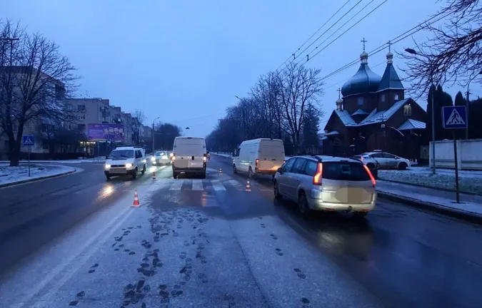 У Луцьку бус збив на переході 69-річного пішохода (фото, відео)