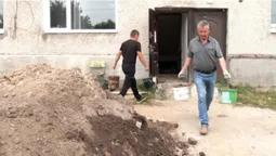 У  громаді на Волині батьки допомагають облаштувати шкільні укриття, щоб відновили очне навчання (фото, відео)