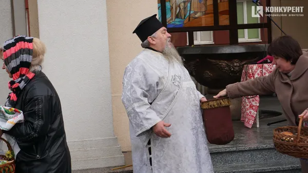 Війна і Воскресіння: у Луцьку святять паски у суботу і без свічок (фото)