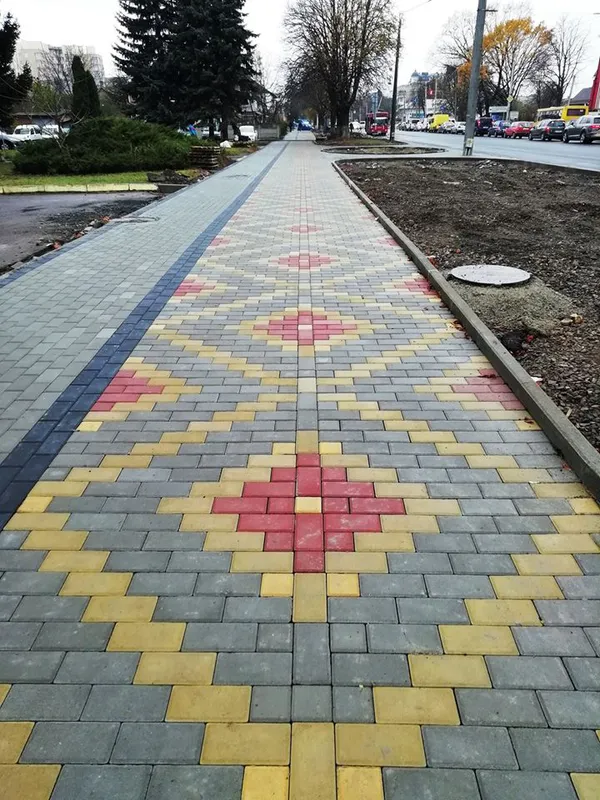LED-освітлення, бордюри, доріжки: як у Луцьку ремонтують Рівненську (фото)