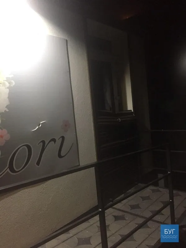 Розбиті вікна і двері: в Нововолинську втретє за тиждень розгромили магазин (фото, відео)
