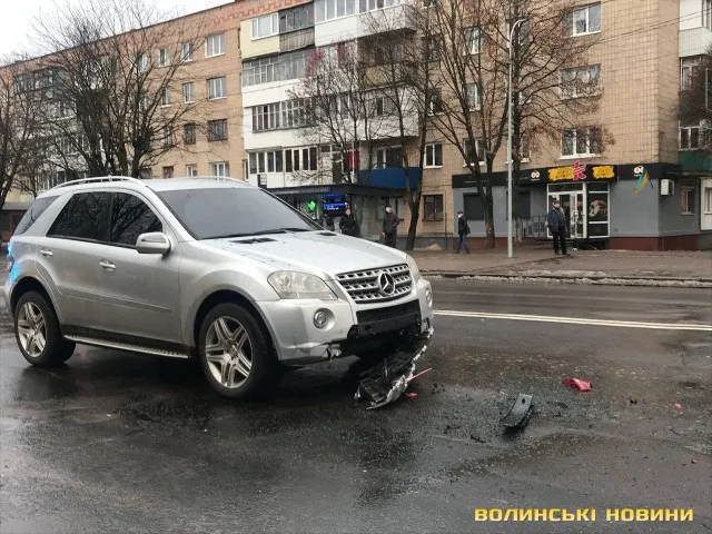 У Луцьку на Рівненській Mercedes протаранив Volkswagen (фото)