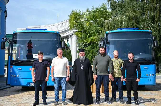 Епіфаній освятив автобуси для евакуації поранених, які придбали волиняни (фото)