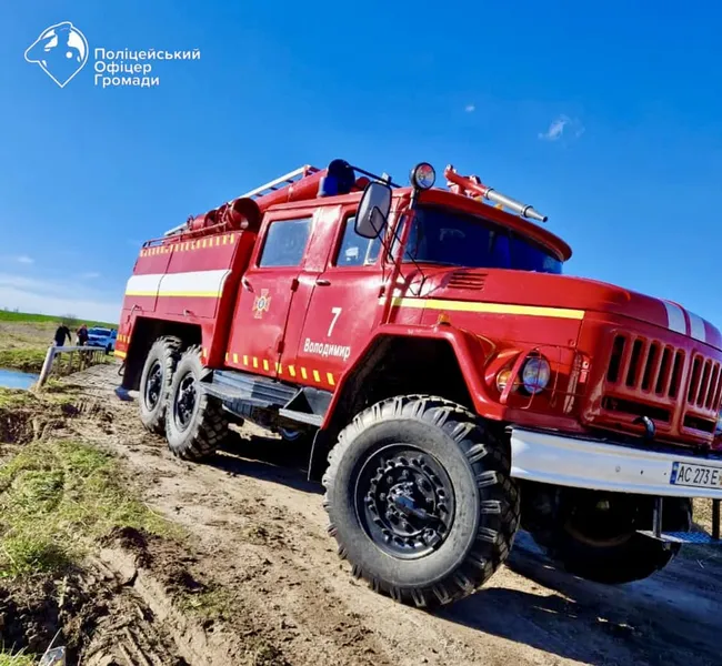 На Волині вантажівка загрузла на узбіччі й перекрила рух через міст (фото)