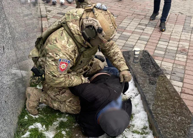За $2500: волинянин підробляв довідки і допомагав ухилянтам виїхати до Польщі (фото)