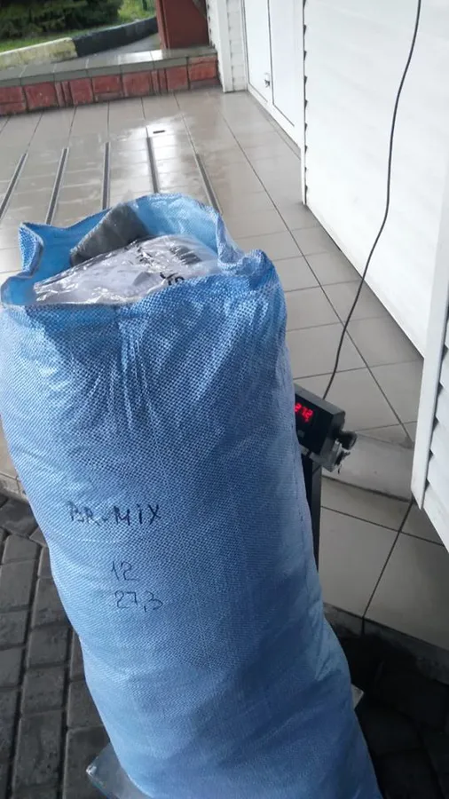 В «Устилузі» у бусі знайшли незаконний одяг вартістю 86 тисяч гривень (фото)