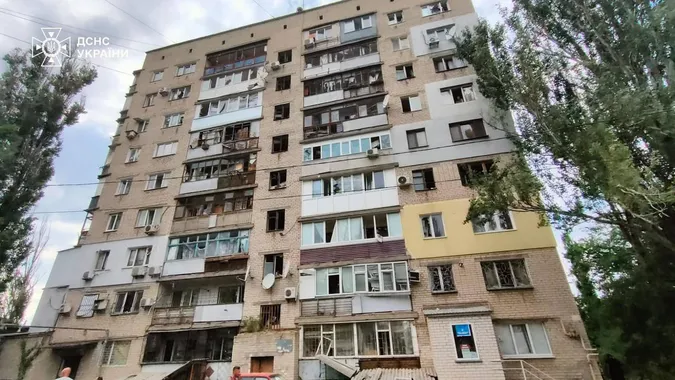 Ворожий удар: ракета влучила в дитячий майданчик у Миколаєві (фото)