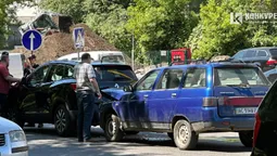 На Глушець легковик «поцілував» кросовера, вулицю скував затор (фото)