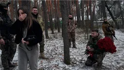 Зав'язали очі та вивезли в ліс: на Донеччині військовий освідчився коханій (фото)