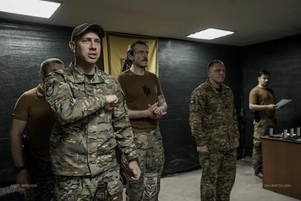 «За відвагу в службі» та «За доблесну службу»: бійцям АЗОВу вручили почесні нагороди (фото)