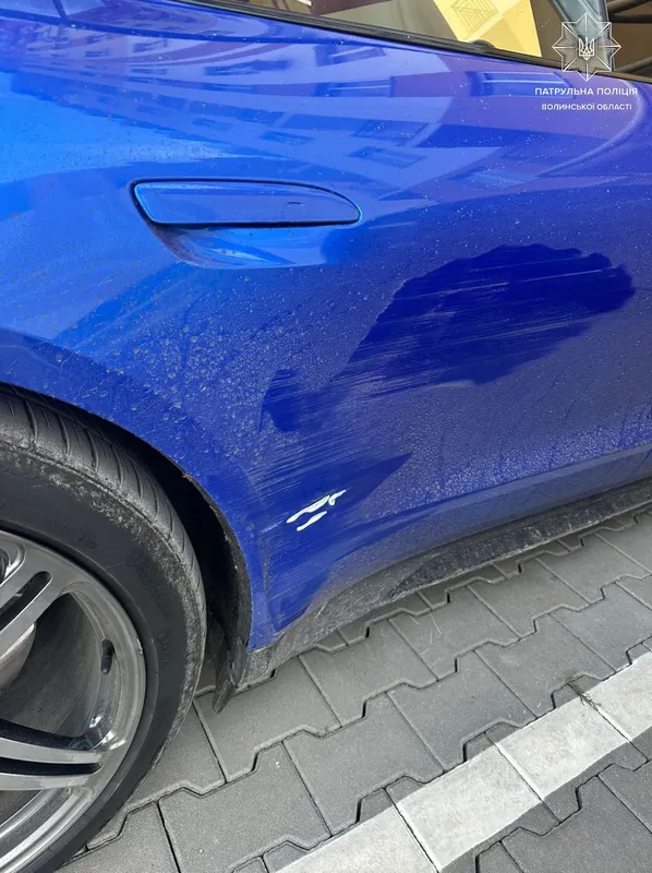 У Луцьку водій на Porsche втаранив паркан і втік (фото)