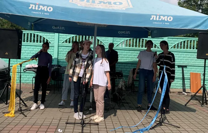 На Волині діти-артисти наволонтерили на базарі сім тисяч для ЗСУ (фото)