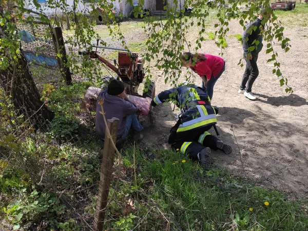 Нога застрягла у комбайні: на Волині рятувальники визволили чоловіка (фото)