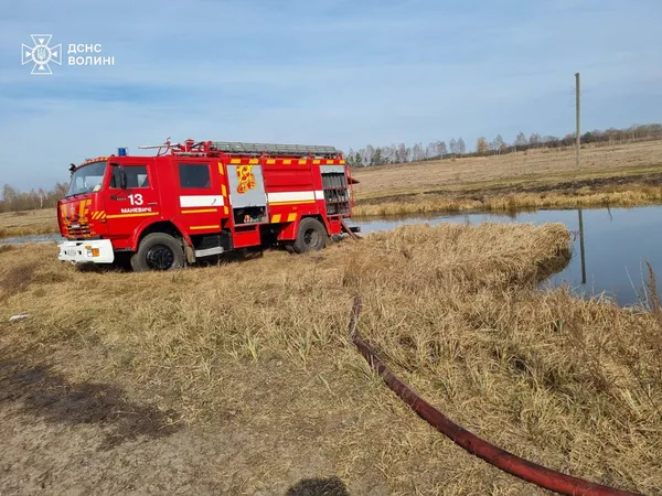 Не можуть погасити вже другий день: на Волині палає торфовище