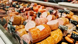 Українцям продають фальсифікат: яку варену ковбасу не можна купувати