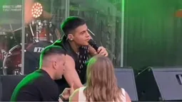 У Луцьку п'яна жінка напала на популярного співака (відео)