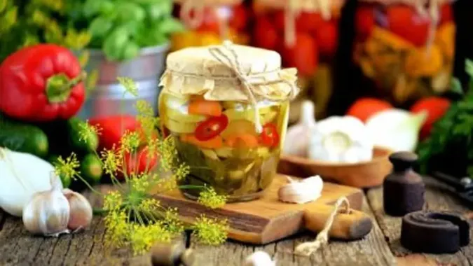 Готуємо хрусткі мариновані кабачки: рецепт