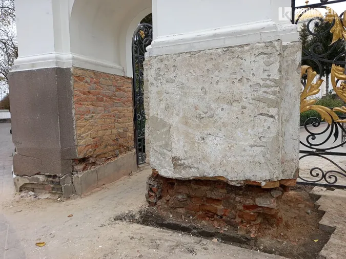 У луцькому соборі реставрують вхідні ворота (фото)