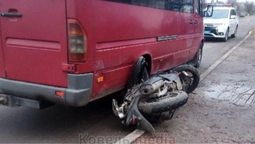 На Волині водій мотоцикла потрапив під колеса мікроавтобуса (фото)