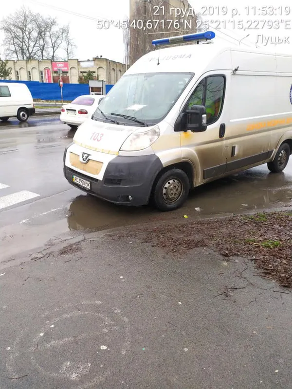 У Луцьку в автомобілі виявили чоловіка без свідомості (фото)