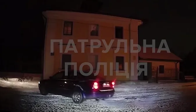 У Луцьку чоловік «без прав» влаштував дрифт на Замковій площі (відео)