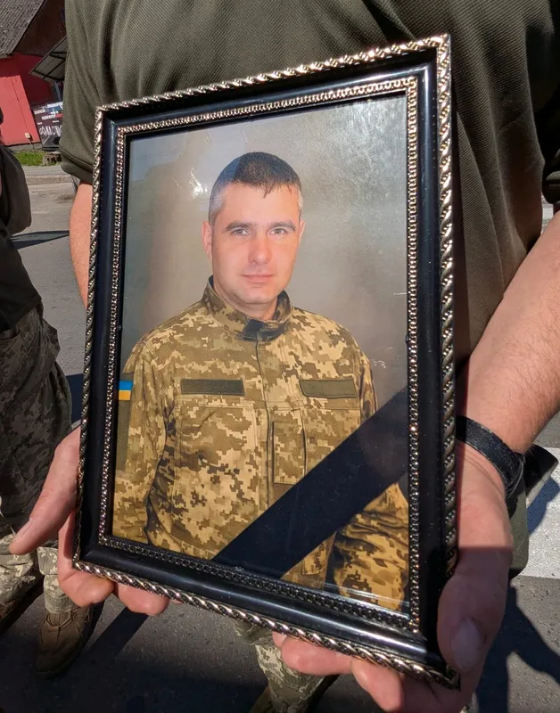 Ковель навколішки попрощався з загиблим на Сумщині Ростиславом Шевчиком
