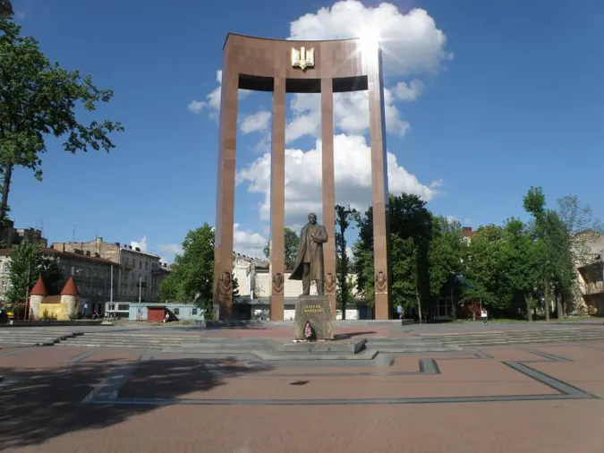 Росіяни хотіли знищити пам'ятник Бандері у Львові (фото)