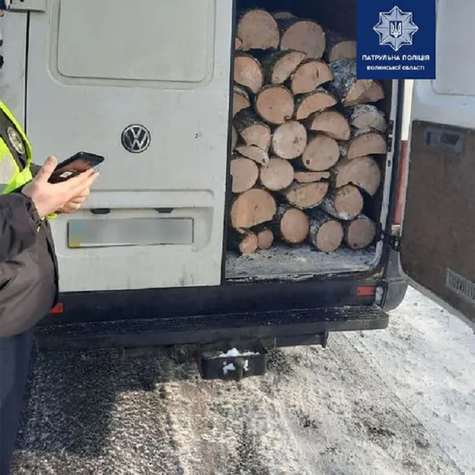 На Волині затримали бус, забитий незаконною деревиною