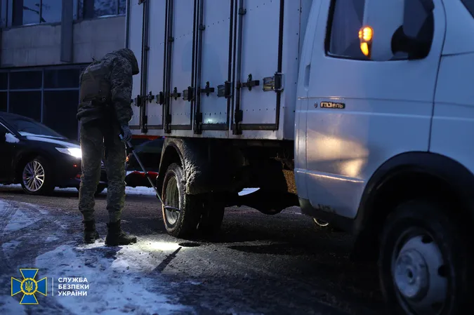 В урядовому кварталі Києва СБУ шукає диверсантів і заборонені предмети (фото)