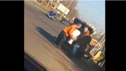Чоловік з Львівщини викинув старий унітаз у Луцьку (відео)