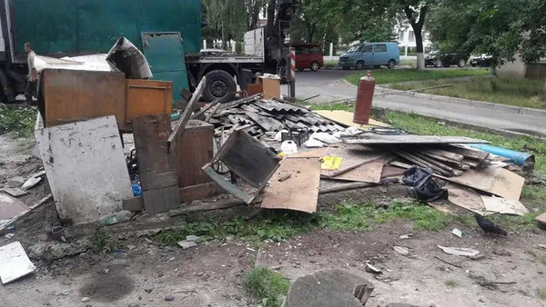 У Луцьку демонтували скупку склотари (фото)