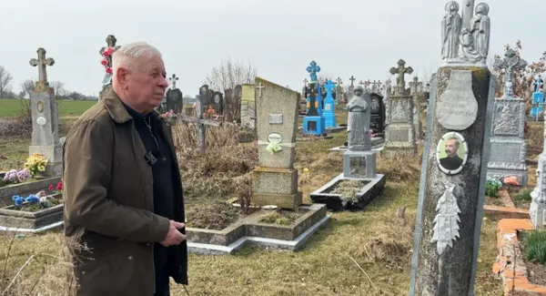 Володимир Матвіюк показує могилу поміщика Чапліна, який колись жив у Мишеві