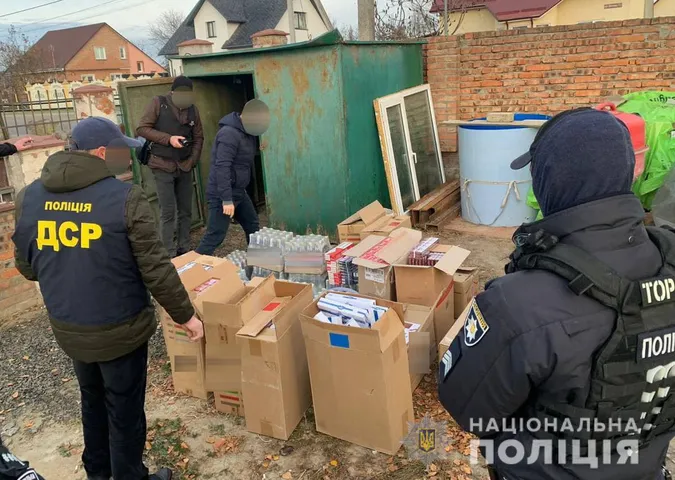 720 літрів алкоголю та 8200 пачок сигарет: волинські поліцейські викрили спритників (фото, відео)