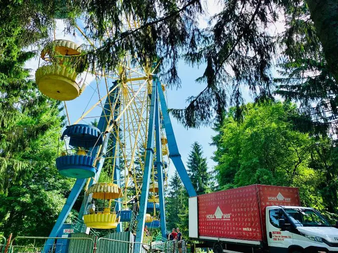 У Луцьку на «Чортовому колесі» катали клей замість людей (фото)