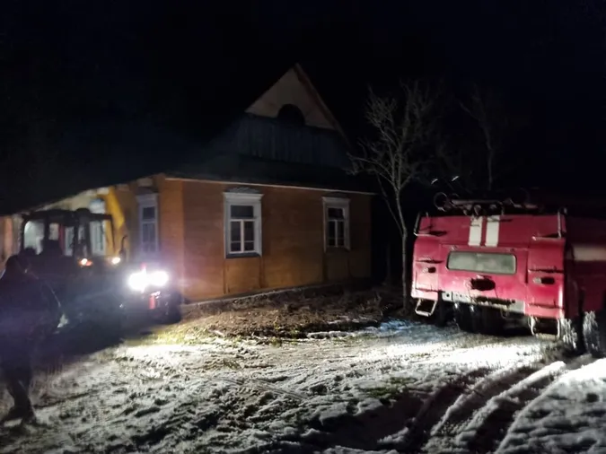 На Маневиччні зайнялась господарська споруда: працювали рятувальники (фото)