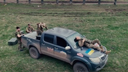 Співачка Дуа Ліпа організувала збір на авто для ЗСУ (відео)
