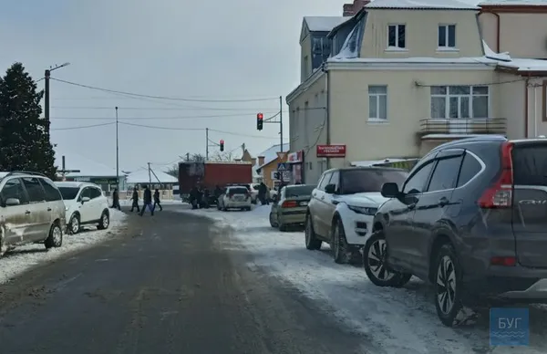 У Володимирі на перехресті трапилася ДТП: зіткнулися кросовер та вантажівка