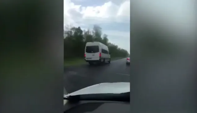 На волинській трасі маршрутка з пасажирами їхала зустрічною смугою (відео)