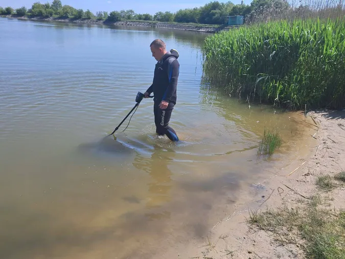 Залізяки, бите скло і пластик: що «зловили» у водоймах Волині (фото)