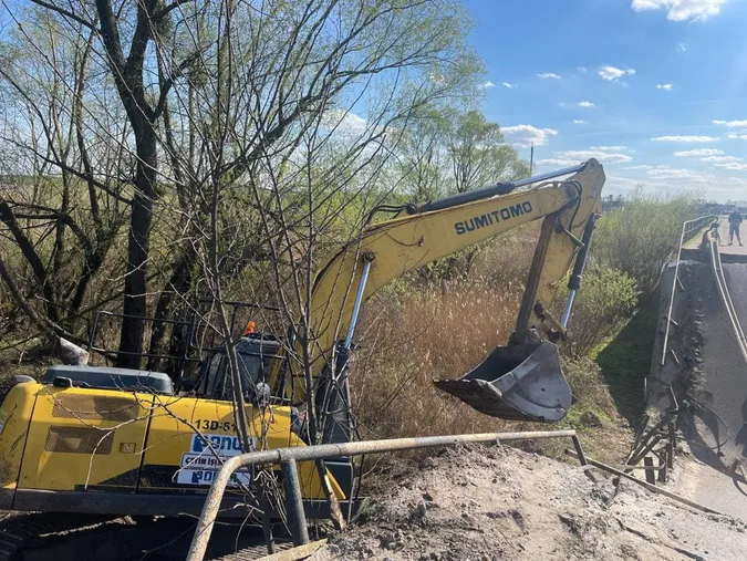 В обвалі мосту на трасі Луцьк-Львів звинуватили водіїв (фото)