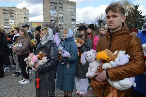 М'які іграшки на асфальті: у Ковелі вшанували жертв різанини у Бучі (фото, відео)